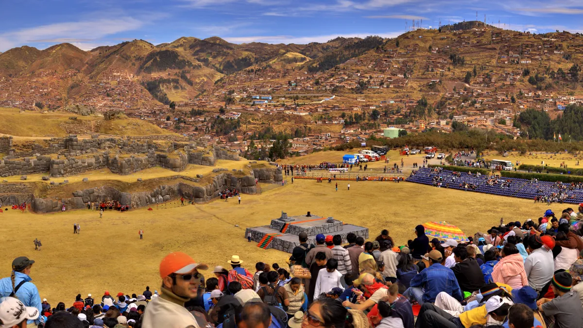 Inti Raymi en Cusco durante junio — temporada alta de turismo en la Fiesta del Sol