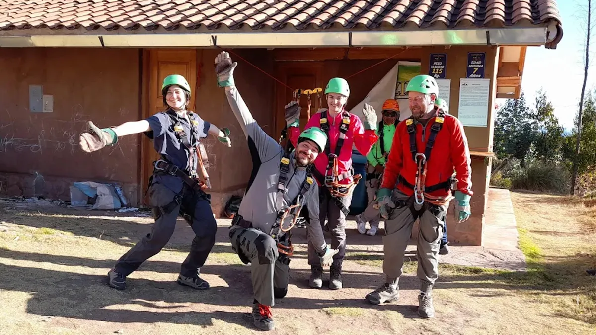 Turismo de aventura en Cusco — vuelo en zipline sobre el Valle Sagrado
